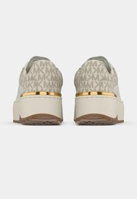 Sneakers platform in tela beige chiaro con motivo logo MK, fascia con accento dorato sul tallone e suola in gomma testurizzata.