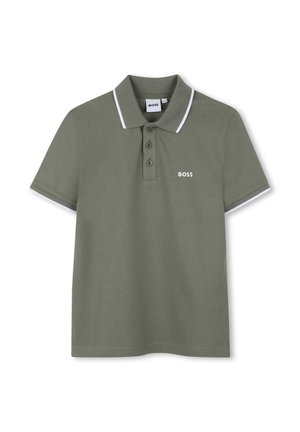 Polo vert avec un col, trois boutons et des bordures blanches sur les manches et le col ; présente un petit logo "BOSS".