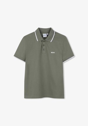 Polo vert avec un col, trois boutons et des bordures blanches sur les manches et le col ; présente un petit logo "BOSS".