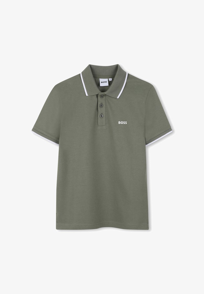 Polo vert avec un col, trois boutons et des bordures blanches sur les manches et le col ; présente un petit logo "BOSS".