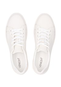 Weiße Turnschuhe mit Obermaterial aus glattem Leder, runder Zehenpartie, Schnürverschluss und minimalistischer Gestaltung. Mit einem gebrandeten Fußbett und strukturierten seitlichen Akzenten.
