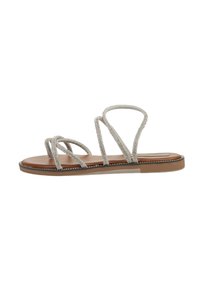 Sandalia plana con tiras plateadas metálicas entrelazadas, plantilla de imitación de cuero marrón y suela de goma marrón claro. Diseño minimalista y punta abierta.