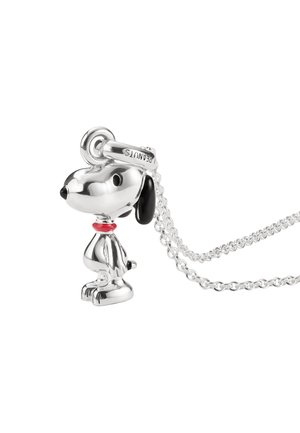 Silberner Snoopy-Hundanhänger mit schwarzen Ohren und rotem Halsband, an einer silbernen Halskette vor weißem Hintergrund.