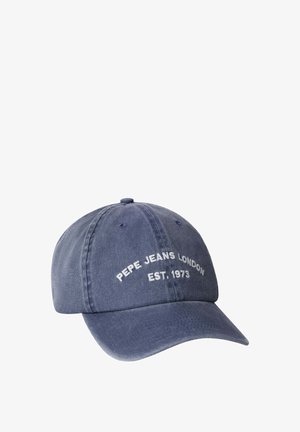 Blauwe denim baseballpet met gebogen klep en witte geborduurde tekst "PEPE JEANS LONDON EST. 1973" op het voorpaneel.