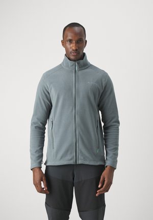 Veste en polaire grise claire avec un col montant, fermeture éclair à l'avant et deux poches latérales. Arbore un petit logo et des coutures contrastées.