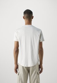 Karl Lagerfeld Jeans CURVED HEM - Pamata T-krekls - whitecap gray