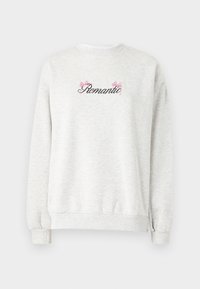 Felpa grigia chiaro con maniche lunghe, polsini a costine e scollatura a girocollo. Presenta la scritta ricamata "Romantic" accompagnata da fiocchi rosa.