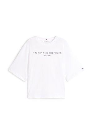 Balti trumpomis rankovėmis marškinėliai su juodu "Tommy Hilfiger EST. 1985" tekstu ir logotipu, esančiu krūtinės centre, minimalistinis dizainas.