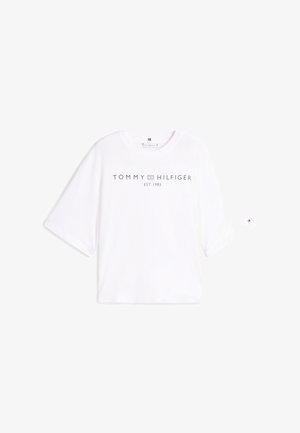 Valkoinen lyhythihainen T-paita, jossa musta "Tommy Hilfiger EST. 1985" teksti ja logo rinnan keskellä, minimalistinen muotoilu.