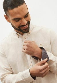 Next LINEN BLEND ROLL SLEEVE SHIRT - Marškiniai - oatmeal natural