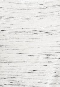 Bílá tkanina s černými horizontálními pruhy, hladká textura, lehký úplet, jemný vzor po celé ploše, vhodná pro běžné nošení nebo vrstvení.