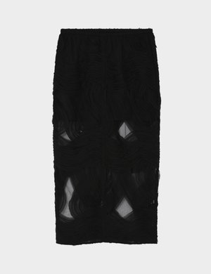 Crna olovka suknja s teksturiranim valovitim uzorkom, izrađena od prozirnog tkanja s naboranim izgledom i elastičnim pojasom.