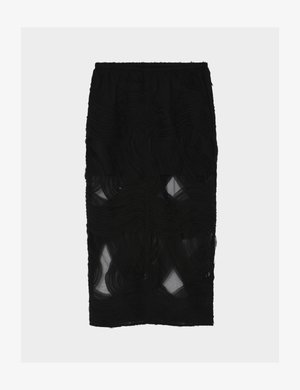 Fekete ceruzaszoknya, hullámos textúrájú mintával, áttetsző anyagból készült, gyűrt hatású, rugalmas derékrésszel.