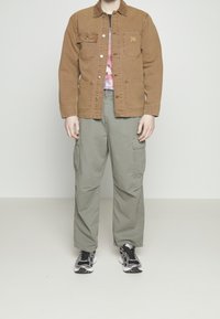 Carhartt WIP Tunn jacka - light brown