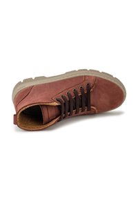 Botín de cuero marrón hasta el tobillo con punta redonda, cordones marrones oscuros, forro de piel sintética y suela ligera de goma; presenta costuras y material texturizado.