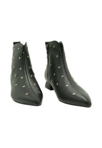 Botines de imitación de cuero negro hasta el tobillo con punta afilada, que cuentan con detalles de remaches metálicos y un bajo tacón cuadrado. Cierre con cremallera lateral.