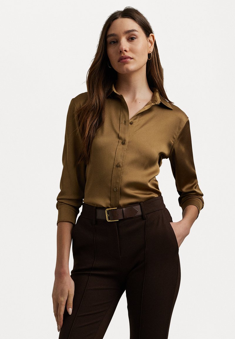 Lauren Ralph Lauren CLASSIC FIT SATIN CHARMEUSE SHIRT - Blusa com botões - honey tan
