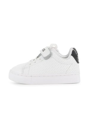 Witte lage sneaker met getextureerde zijden, veters aan de voorkant, klittenbandsluiting en zwarte hieldetail op een platte witte zool.