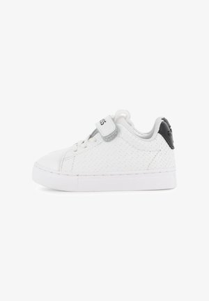 Białe niskie sneakersy z teksturowanymi bokami, sznurowaniem z przodu, rzepem i czarnym detalem na pięcie na płaskiej białej podeszwie.
