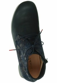 Scarpa blu navy con tomaia in pelle e dettagli in pizzo. Presenta una punta arrotondata, lacci e un tacco discreto. Texture liscia e motivo floreale.