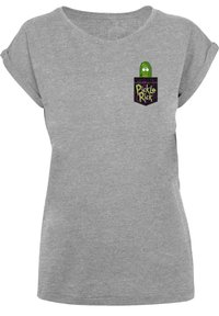 Sivá bavlnená tričko s prevedenými rukávmi, s čiernym grafickým vreckom, na ktorom je zelená postava uhorky a text "Pickle Rick" v purpurovej farbe.