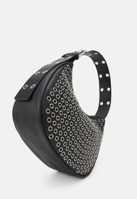 Borsa a spalla nera con forma tondeggiante, realizzata in pelle testurizzata, caratterizzata da dettagli in metallo argentato e una tracolla decorativa con ritagli circolari.