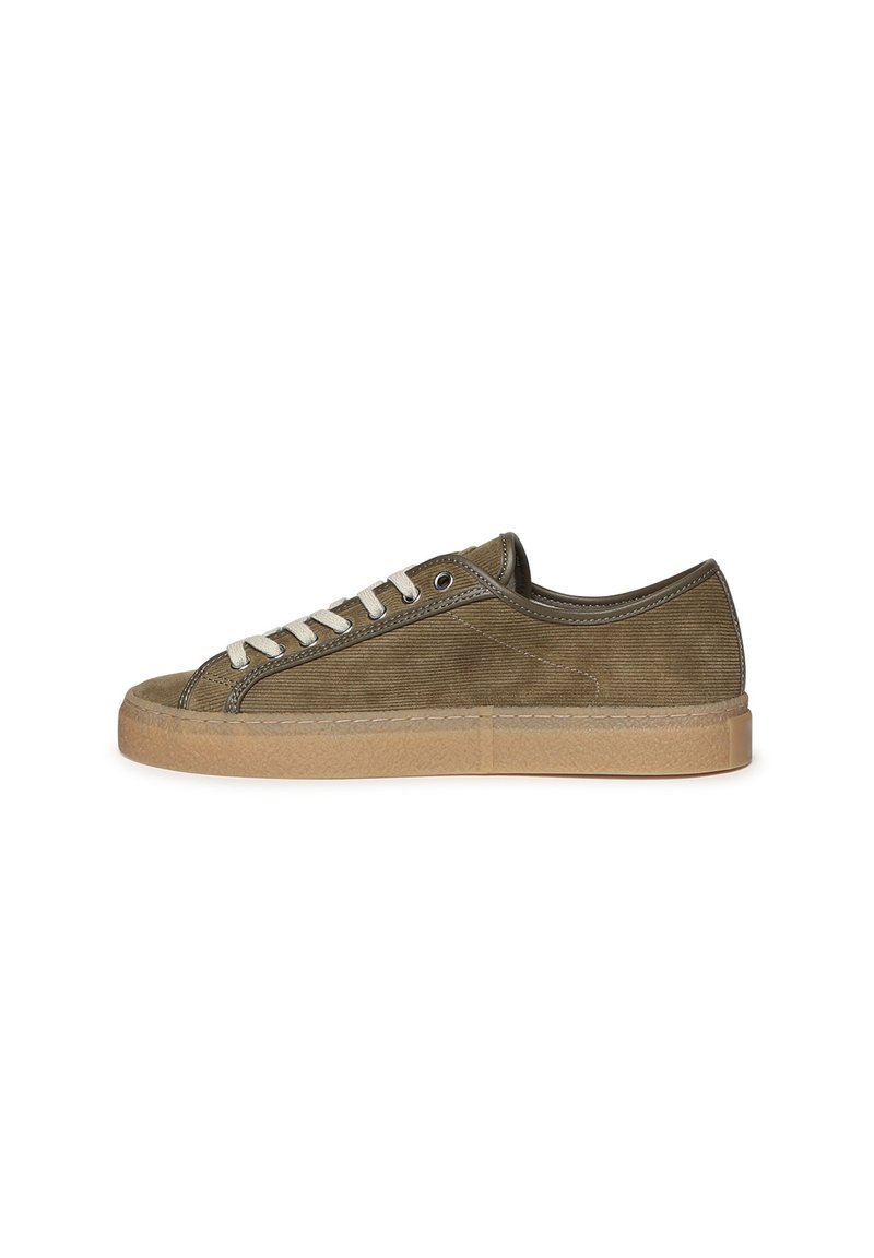 Olijfgroene corduroy sneakers met beige veters, grijze accenten, een ronde neus en een lichtbruine rubberen zool, voorzien van gestikte details.