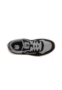 Męskie czarne i szare sneakersy K-Swiss z jasnoszarymi sznurowadłami, górą z siateczki i zamszu, a także z logowaną metką na języku i wkładce.