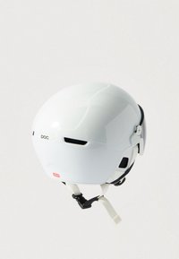 Valge suusakiiver läikiva pinnaga, millel on ventilatsiooniavadega augud, lõuahihn ja paremal küljel visiiri kinnituse osa.