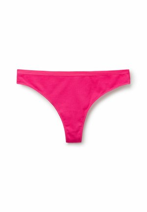 Tanga de algodón rosa con una textura suave, lados estrechos y un diseño de cobertura mínima. Los detalles de costura son claramente visibles.