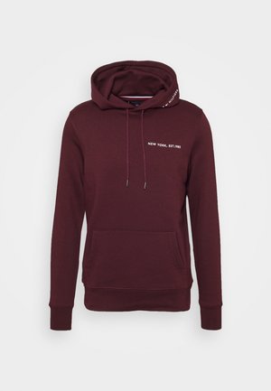 Sudadera con capucha burdeos hecha de tela suave, con un bolsillo frontal, cordones y texto impreso: "NEW YORK, EST.1985" en el pecho.
