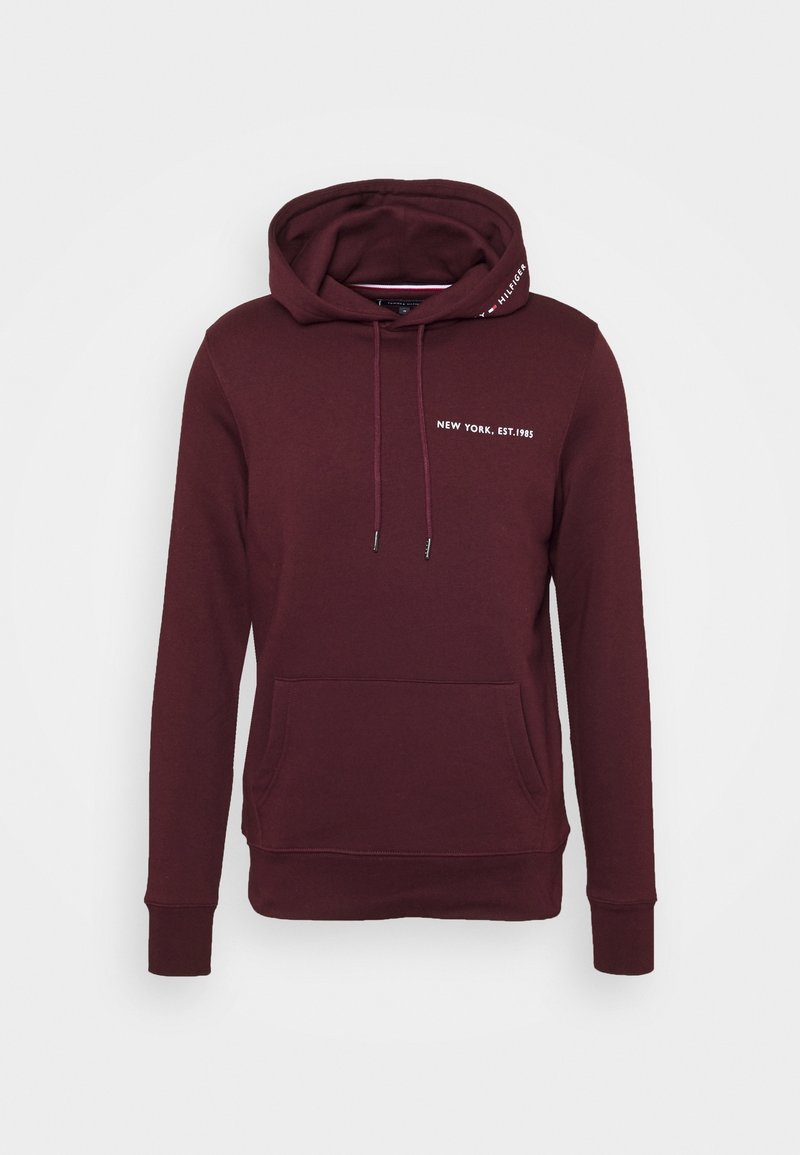 Burgundowa bluza z kapturem wykonana z miękkiego materiału, z przednią kieszenią, troczkami i nadrukowanym napisem „NEW YORK, EST.1985” na piersi.