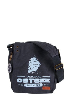 Sac à bandoulière en toile bleu marine avec un graphique de bateau blanc, texte "Original Ostsee Baltic Sea", fermeture éclair et une bandoulière réglable.