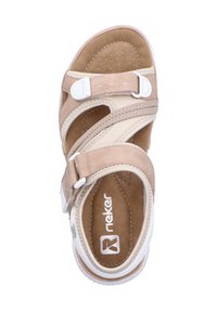 Sandales tan et beige avec un upper en similicuir, des lanières ajustables et une semelle intérieure rembourrée, dotées d'une semelle extérieure en caoutchouc blanc.