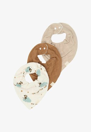 Trys kūdikių bandanos formos seilinukai smėlio, rudos ir baltos spalvų, su žirafų ir debesėlių raštais, kiekvienas turi spaustuko užsegimą kakle.