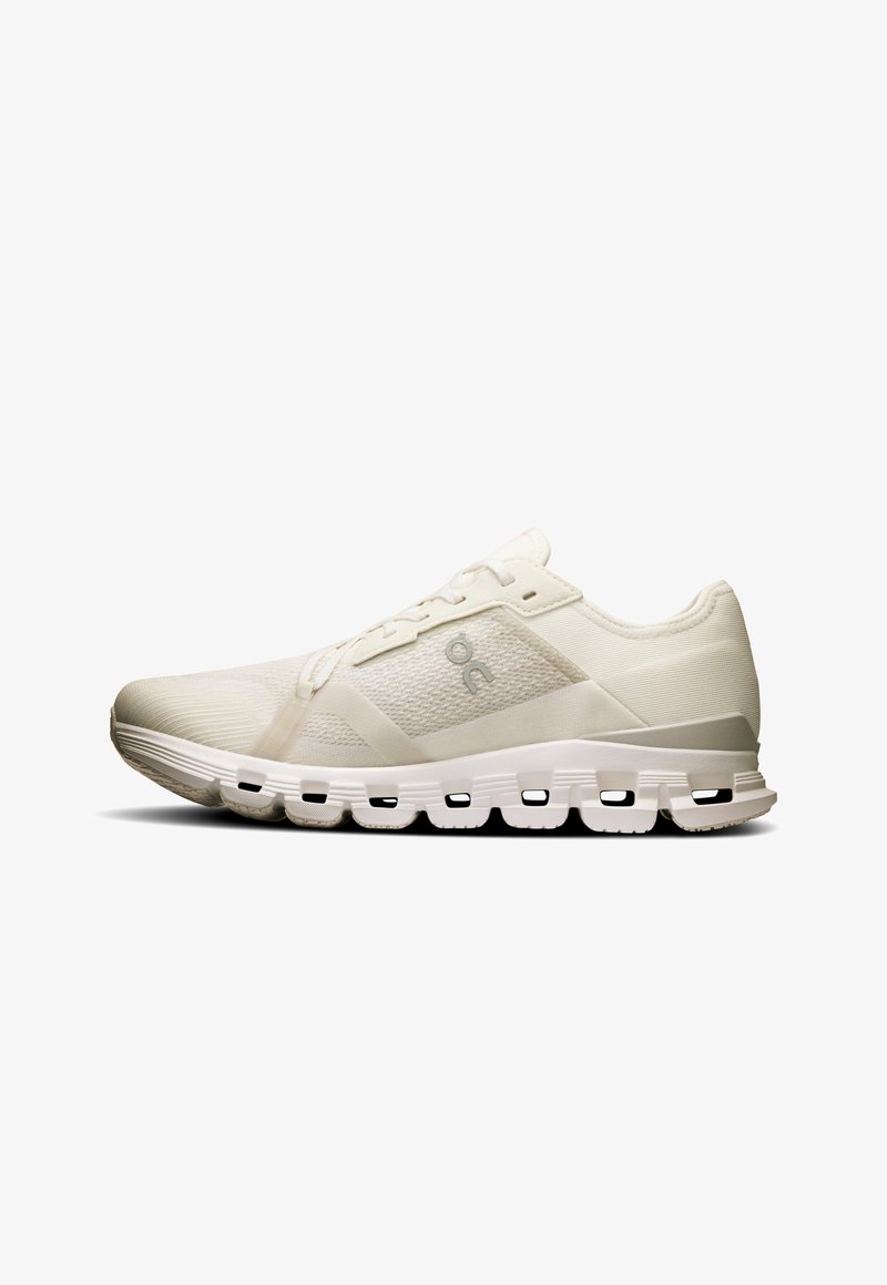 Laufschuh in Off-White, mit atmungsaktivem Mesh-Obermaterial, gepolsterter Sohle mit ausgeprägten Segmenten und minimalistischem Design.