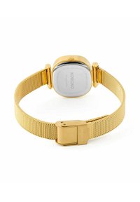 Montre avec bracelet en maille dorée, boîtier carré arrondi, cadran argenté et fermeture à boucle. Nom de la marque gravé au dos.