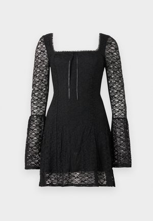 Schwarzes Spitzen-Minikleid mit transparenten langen Glockenärmeln, quadratischem Ausschnitt, tailliertem Oberteil und zwei Schleifenbändern an der Brust.