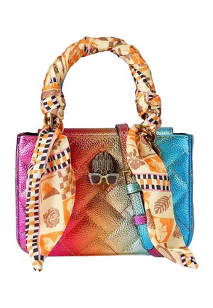 Piccola borsa a mano metallizzata arcobaleno con motivo trapuntato, volto decorativo dorato con occhiali da sole e manico avvolto in sciarpa in toni arancioni e crema.