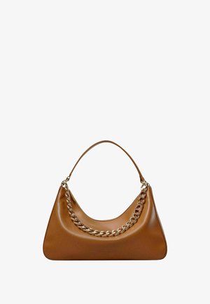 Borsa a mano in pelle marrone con forma triangolare curva, presenta una tracolla a catena dorata, una texture liscia e un design minimalista.