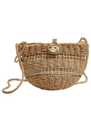 Sac bandoulière en paille tressée avec motifs en tissage ouvert, doublure en tissu beige, longue bandoulière tressée et fermeture bouton coquillage sur le rabat avant.
