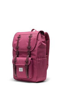 Zaino bordeaux con spallacci regolabili, dettagli in pelle marrone, doppia fibbia frontale e una piccola tasca anteriore. Finitura in tessuto testurizzato.