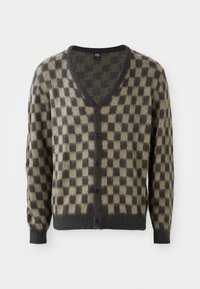 Cardigan cu decolteu în V, cu model în carouri în nuanțe de măslin și gri închis. Fabricat dintr-un material moale și texturat, cu nasturi pe față.