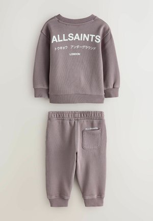 Pilka medvilninė džemperių ir sportinių kelnių komplektas su ribotu apykakle, elastinga juosta ir balta spausdinta užrašu "ALLSAINTS" abiejuose drabužiuose.