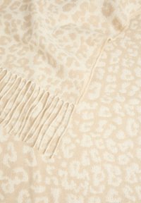 Sciarpa beige con un motivo leopardato tono su tono, caratterizzata da bordi frangiati e una morbida consistenza.