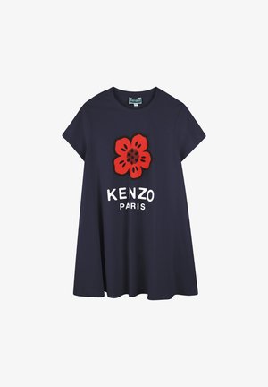 T-shirt en coton bleu marine à manches courtes, ornée d'un grand motif de fleur rouge et du texte "KENZO PARIS" en blanc en dessous. Forme évasée.
