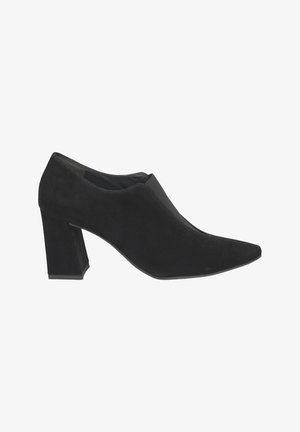 Chaussure à talon bloc en suède noir avec un bout pointu et un design lisse. Comprend un style à enfiler et une silhouette épurée et minimaliste.