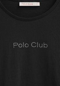 Schwarzes Baumwoll-T-Shirt mit rundem Halsausschnitt. Auf der Vorderseite mit dem Text "Polo Club", verziert mit silbernen Strasssteinen. Größe: M.