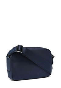 Borsa a tracolla blu navy con tracolla larga regolabile e fibbia argento, realizzata in tessuto strutturato con inserti in pelle.