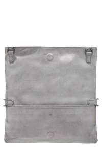 Harmaa nahkainen laukku, jossa on sileä pinta. Varustettu kahdella metallirenkaalla, napsautettavalla sulkimella ja vaakasuoralla liukupussilla takaosassa.